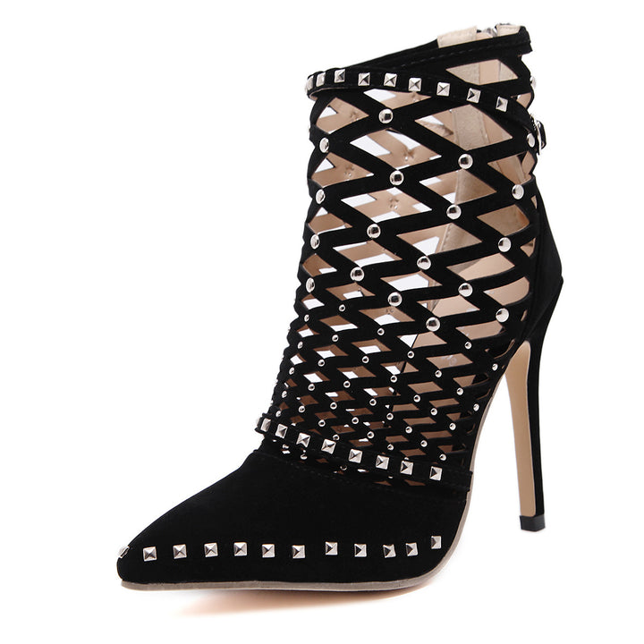 Ankle Boot Bico Fino Com Rebites