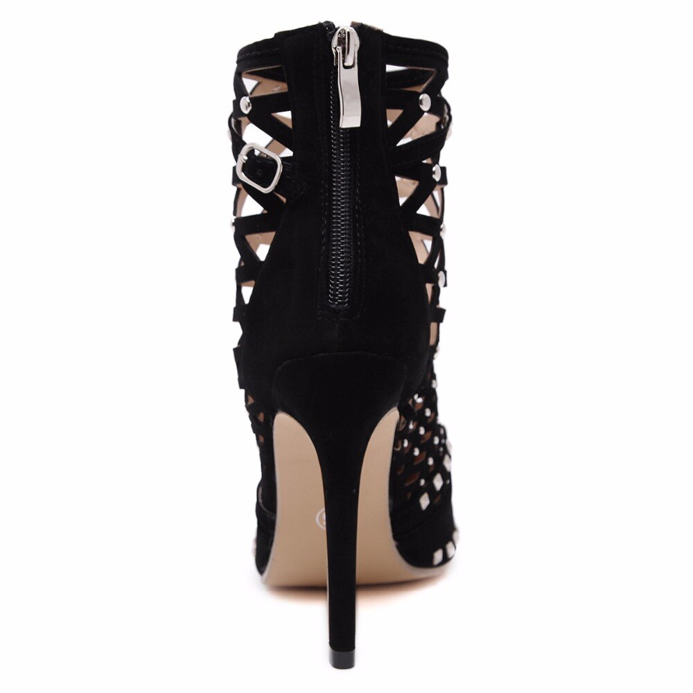 Scarpin Gladiador Com Tiras e Rebites