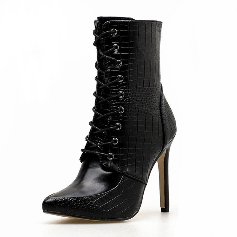 Ankle Boot Bico Fino Com Amarração